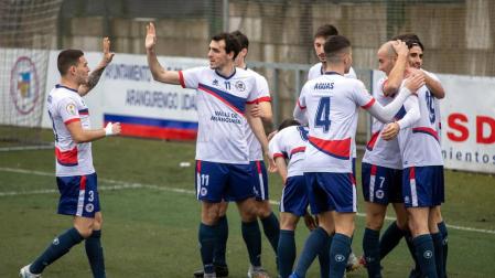 Los jugadores de la Mutilvera celebran uno de los goles ante el Ejea.