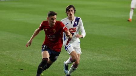 Kike Barja pelea por un balón ante el jugador del Eibar Bryan Gil.