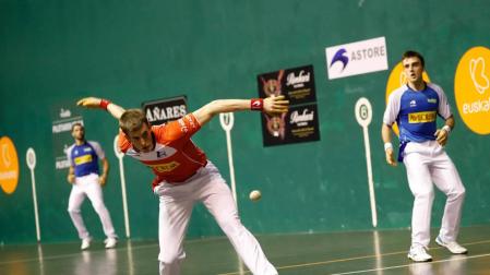 Mariezkurrena se prepara para golpear la pelota ante las miradas de Peña y Albisu.