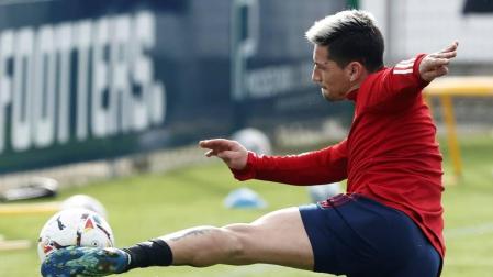 El Chimy Ávila golpea el balón el pasado viernes en Tajonar.