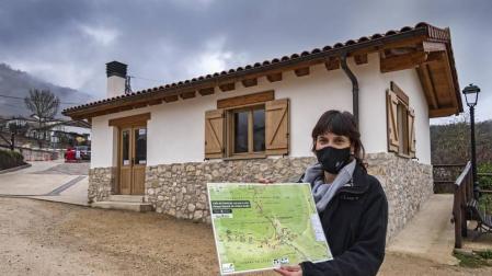 Yolanda Ruiz Pino, trabajadora del área de acogida de Baquedano,  muestra un mapa del valle el sábado en el acceso a la reserva.