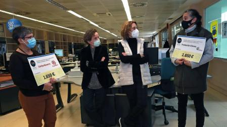 Desde la izq.; Ana Carmen Azcona (representante trabajadores Grupo La Información), Maite Quintana (Cáritas), Idoia Urzainqui (Fundación Xilema) y Leyre Arraiza (Fundación Diario de Navarra), en la redacción.