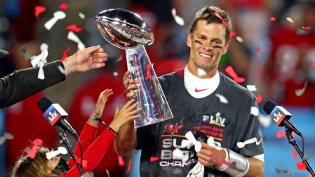 Tom Brady sostiene el trofeo Vince Lombardi tras ganar la Super Bowl.