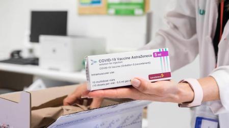 La vacuna AstraZeneca ya se distribuye en España entre dudas sobre su eficacia