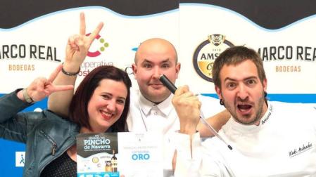 Oihane Larrañegui junto a los cocineros del restaurante Baserriberri Iñaki Andradas y Luken Vigo, cuando ganaron la Semana del Pincho de Navarra.