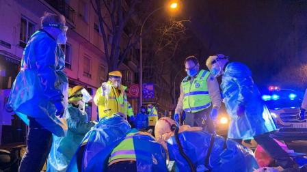 Servicios de emergencias atienden al fallecido en Madrid.
