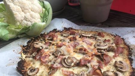 Imagen de la pizza con base de coliflor