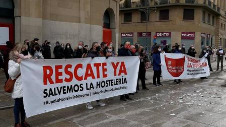 Los hosteleros navarros protestan por "estar pagando los platos rotos de la pandemia"
