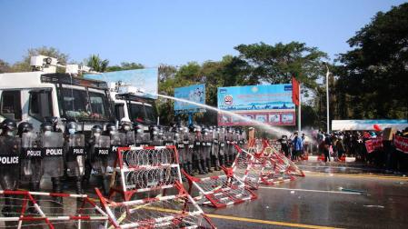 Cañones de agua a presión contra las manifestaciones en Birmania
