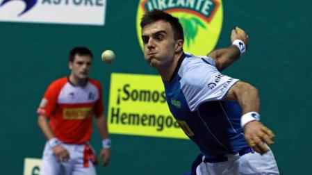 Peña II ejecuta un saque ante la mirada de Elezkano II en el último partido que disputaron en el Labrit.