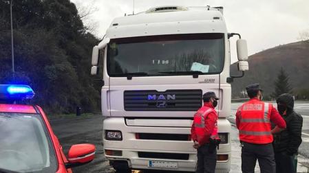 Un camionero sextuplica la tasa de alcohol y se da a la fuga en Legasa