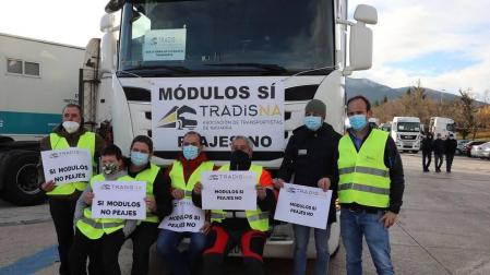 Transportistas navarros marcharon este sábado, 5 de diciembre, por las rondas de Pamplona para protestar contra las medidas del IRPF anunciadas por el Gobierno foral.
