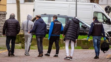 Agentes de la Ertzaintza buscan pruebas en el lugar en el que un joven ha fallecido tras ser apuñalado en una calle de Vitoria.