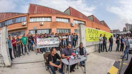 Trabajadores de Miasa en la puerta de la empresa, durante una rueda de prensa anterior.