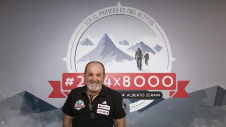 Juanito Oiarzabal, en la presentación de su reto.