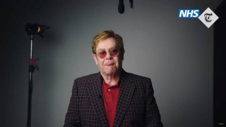 Elton John y Michael Caine llaman con humor a los británicos a vacunarse