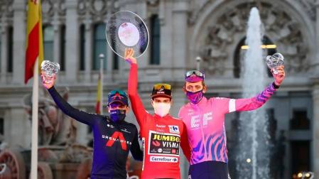 Fotos del podio final de la Vuelta a España 2020 y de su última etapa. Maillot rojo para Roglic y victoria de etapa para Ackermann