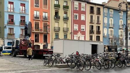 Empiezan a instalar la carpa en la plaza de la Compañía
