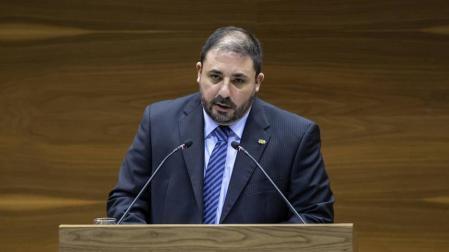 Atronador golpe de bolígrafo de Hualde en el Parlamento