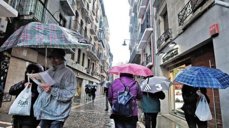 Turistas frente al sol y la lluvia en Navarra