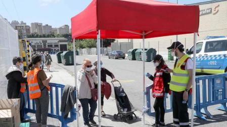 Fotografías de la reapertura del mercadillo de Landaben tras dos meses de cierre obligado