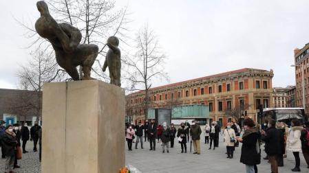 Una ofrenda floral recuerda en Pamplona a las víctimas del terrorismo de ETA