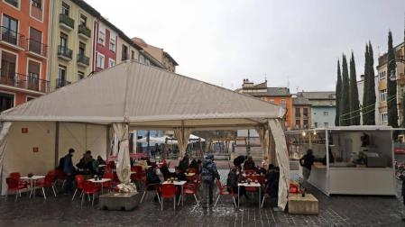 La terraza de la plaza Compañía se estrena bajo la lluvia