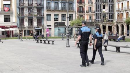 Dos agentes de Policía Municipal de Pamplona en la Plaza del Castillo