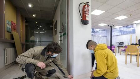 La Escuela Taller de Carpintería renueva los suelos del centro San Juan Bosco