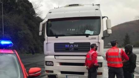 Un camionero sextuplica la tasa de alcohol tras chocar contra un muro y huir