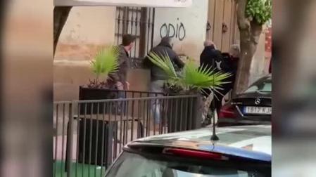 Brutal agresión en Linares de dos policías fuera de servicio a un padre y su hija menor