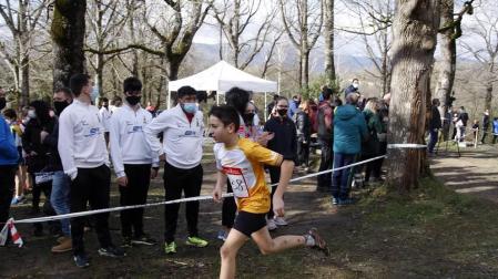 Javier Nagore y Alicia Carrera, atletas del Grupompleo Pamplona Atlético, se han impuesto en el circuito alsasuarra de Dantzaleku.