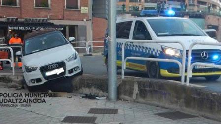 Denunciado tras salirse de la vía en la calle Tajonar y dar positivo en alcohol
