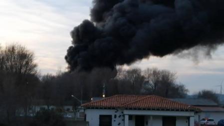 Arde un tractor y dos depósitos de gasóleo en una granja de Barásoain