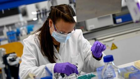 Una analista de laboratorio, en la sede belga de la empresa farmacéutica Janssen.