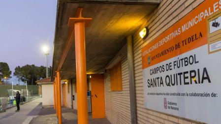 Sorprendidos unos jóvenes jugando al fútbol en las instalaciones de Santa Quiteria