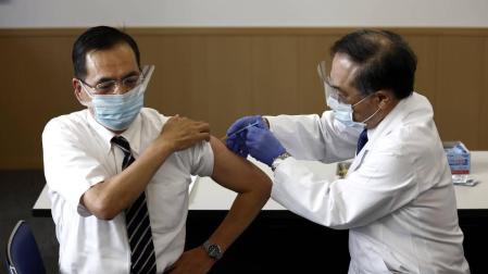 Japón inicia la vacunación con la meta de inmunizar a su población en un año