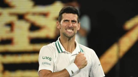 Djokovic despierta del sueño a Karatsev para acceder a su novena final