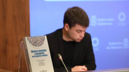 Presentación del libro 'Abusos sexuales a menoresen la Iglesia católica', con Mikel Lizarraga, uno de los autores, al fondo.