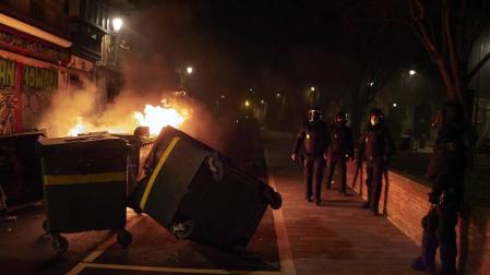 Algunos manifestantes han cruzado e incendiado contenedores en calles del Casco Viejo de Pamplona