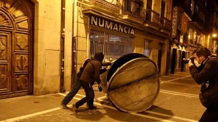 Algunos manifestantes han cruzado e incendiado contenedores en calles del Casco Viejo de Pamplona