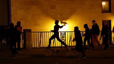 Algunos manifestantes han cruzado e incendiado contenedores en calles del Casco Viejo de Pamplona