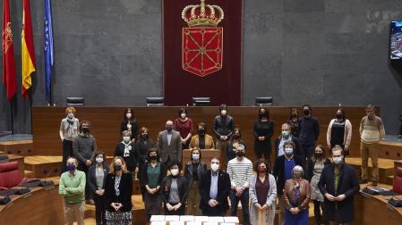 Foto de familia tras la firma del pacto en el interior del Parlamento de Navarra.
