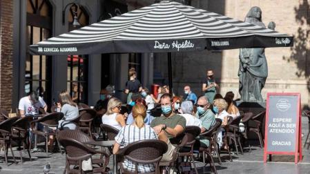 Clientes en una terraza en Zaragoza. Aragón vuelve a la normalidad tras doblegar la curva de infecciones de la segunda ola de coronavirus