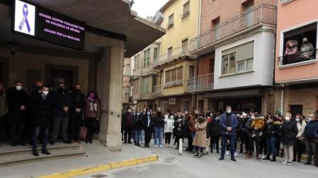 Representantes de las instituciones navarras y vecinos de Azagra han mostrado este domingo en una concentración su repulsa por la agresión sufrida el sábado por una vecina de la localidad por parte de su pareja,