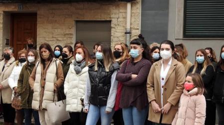 Representantes de las instituciones navarras y vecinos de Azagra han mostrado este domingo en una concentración su repulsa por la agresión sufrida el sábado por una vecina de la localidad por parte de su pareja,