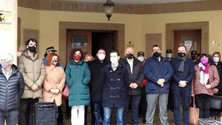 Representantes de las instituciones navarras y vecinos de Azagra han mostrado este domingo en una concentración su repulsa por la agresión sufrida el sábado por una vecina de la localidad por parte de su pareja,