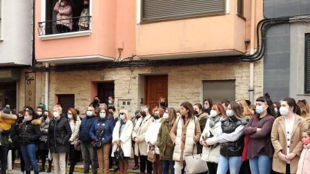 Representantes de las instituciones navarras y vecinos de Azagra han mostrado este domingo en una concentración su repulsa por la agresión sufrida el sábado por una vecina de la localidad por parte de su pareja,