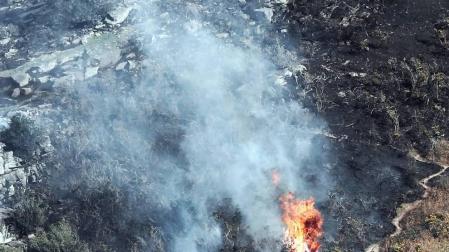 El incendio declarado este sábado en Navarra, en la zona de Bera, que aún se mantiene activo, habría quemado ya, según cálculos aproximados, una superficie de unas 1.600 hectáreas.