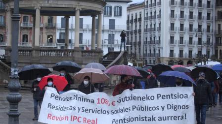 Pensionistas reclaman en Pamplona unas residencias "públicas y dignas"